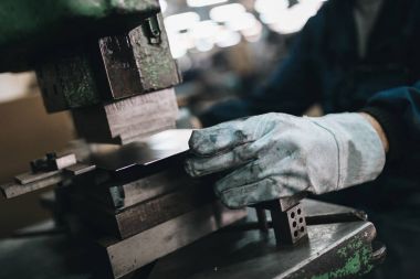 Metalurji ağır sanayi. Fabrika üretim ağır Pelet soba ve kazanlar için. İşçi kapatın. Son derece karanlık koşulları ve görünür gürültü.