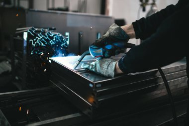 Metalurji ağır sanayi. Fabrika üretim ağır Pelet soba ve kazanlar için. İşçi kapatın. Son derece karanlık koşulları ve görünür gürültü.