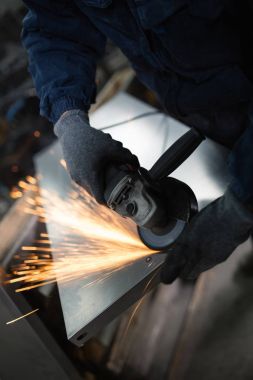 Metalurji ağır sanayi. Fabrika üretim ağır Pelet soba ve kazanlar için. İşçi kapatın. Son derece karanlık koşulları ve görünür gürültü.