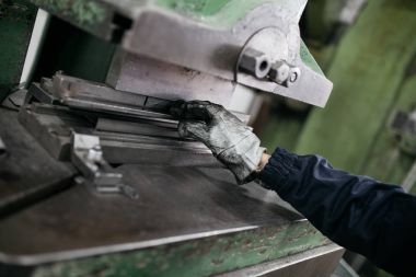 Metalurji Sanayi. Fabrika üretim ağır Pelet soba ve kazanlar için. İşçi Kaynakçı işini üzerine kapatın. Son derece karanlık koşulları ve görünür gürültü