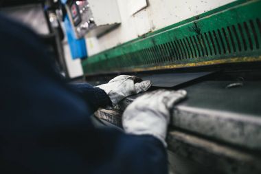 Metalurji Sanayi. Fabrika üretim ağır Pelet soba ve kazanlar için. İşçi Kaynakçı işini üzerine kapatın. Son derece karanlık koşulları ve görünür gürültü