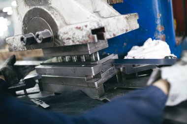 Metalurji Sanayi. Fabrika üretim ağır Pelet soba ve kazanlar için. İşçi Kaynakçı işini üzerine kapatın. Son derece karanlık koşulları ve görünür gürültü