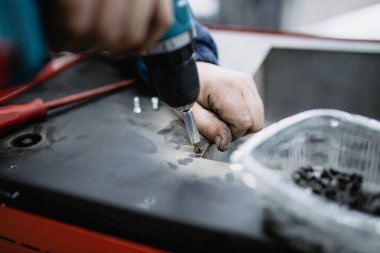 Metalurji Sanayi. Fabrika üretim ağır Pelet soba ve kazanlar için. Son derece karanlık koşulları ve görünür gürültü