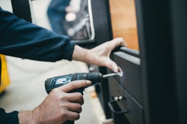 Metalurji Sanayi. Fabrika üretim ağır Pelet soba ve kazanlar için. Son derece karanlık koşulları ve görünür gürültü