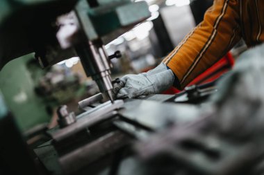 Metalurji Sanayi. Fabrika üretim ağır Pelet soba ve kazanlar için. Son derece karanlık koşulları ve görünür gürültü