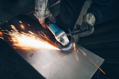Metalurji Sanayi. Fabrika üretim ağır Pelet soba ve kazanlar için. İşçi Kaynakçı işini üzerine kapatın. Son derece karanlık koşulları ve görünür gürültü
