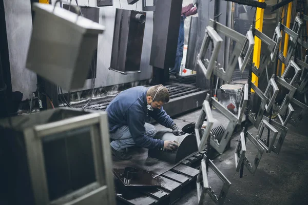 Industria Metallurgica Fabbrica Produzione Stufe Pellet Pesanti Caldaie Pittore Operaio — Foto Stock