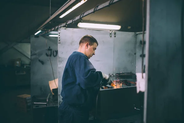 Industria Metalurgică Fabrica Producție Sobe Peleți Grele Cazane Pictor Muncitor — Fotografie, imagine de stoc