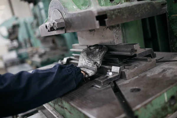 冶金産業 重いペレット ストーブやボイラーの生産のための工場 彼の仕事で肉体労働者溶接機のクローズ アップ 非常に暗いと目に見えるノイズ — ストック写真