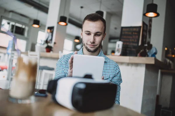 Joven Hombre Guapo Sentado Cyber Café Uso Auriculares Realidad Virtual — Foto de Stock