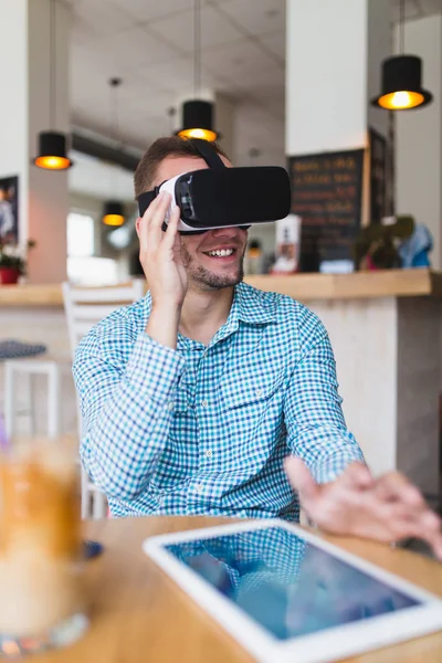 Joven Hombre Guapo Sentado Cyber Café Uso Auriculares Realidad Virtual — Foto de Stock