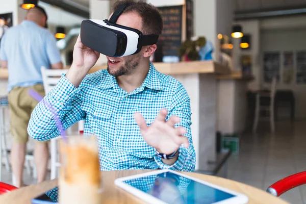 Joven Hombre Guapo Sentado Cyber Café Uso Auriculares Realidad Virtual — Foto de Stock