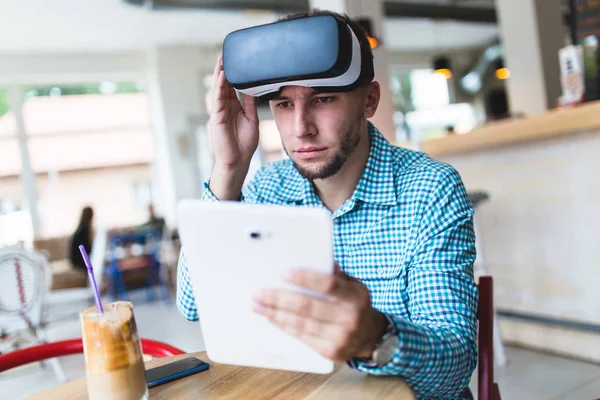 Joven Hombre Guapo Sentado Cyber Café Uso Auriculares Realidad Virtual — Foto de Stock