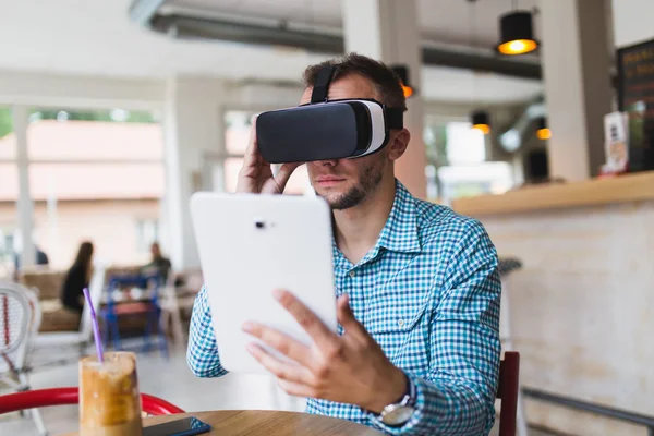 Joven Hombre Guapo Sentado Cyber Café Uso Auriculares Realidad Virtual — Foto de Stock