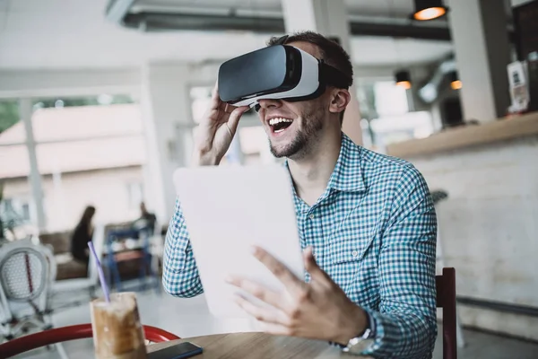 Joven Hombre Guapo Sentado Cyber Café Uso Auriculares Realidad Virtual — Foto de Stock