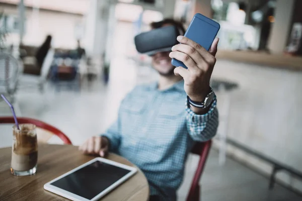 Joven Hombre Guapo Sentado Cyber Café Uso Auriculares Realidad Virtual — Foto de Stock