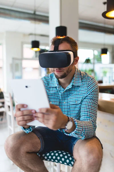 Joven Hombre Guapo Sentado Cyber Café Uso Auriculares Realidad Virtual —  Fotos de Stock