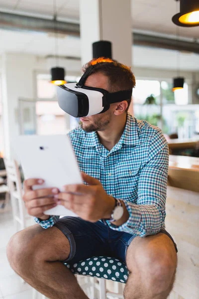Joven Hombre Guapo Sentado Cyber Café Uso Auriculares Realidad Virtual —  Fotos de Stock