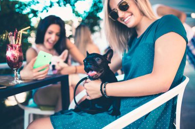 Bir kafeteryada zevk güzel genç kadın çok güzel tutmak Fransızca kukla bulldog 