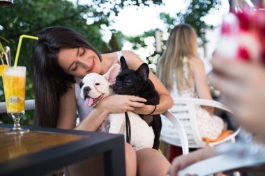 Bir kafeteryada zevk güzel genç kadın çok güzel tutmak Fransızca kukla bulldog 