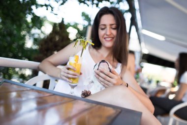 Sevimli Fransız bulldog köpeği ile kafede oturan güzel genç kadın. Köpekler Tema grubu