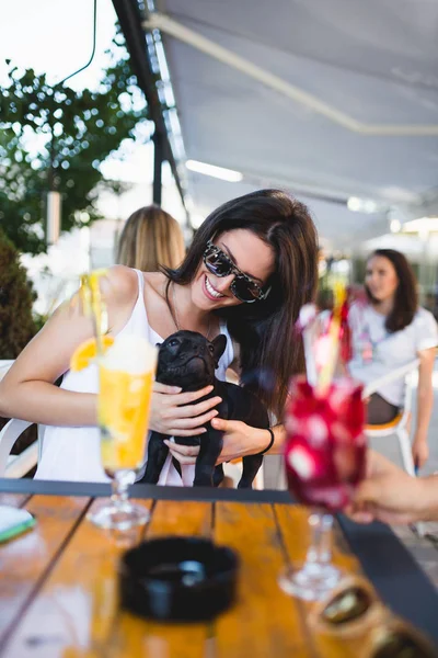 Красивая Молодая Женщина Солнечных Очках Сидит Кафе Своим Очаровательным Французским — стоковое фото