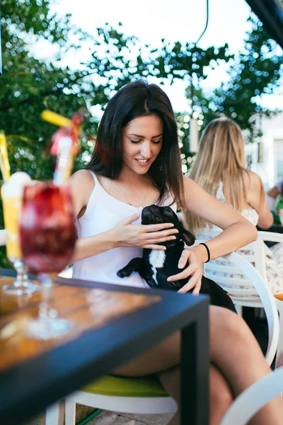 여자는 그녀의 스러운 프랑스 강아지와 카페에 주제를 사람들 — 스톡 사진