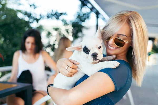 Beautiful Young Blonde Woman Enjoying Her French Bulldog Puppy Cafe — Stock Photo, Image