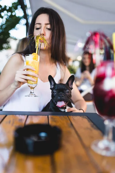 여자는 그녀의 스러운 프랑스 강아지와 카페에 주제를 사람들 — 스톡 사진
