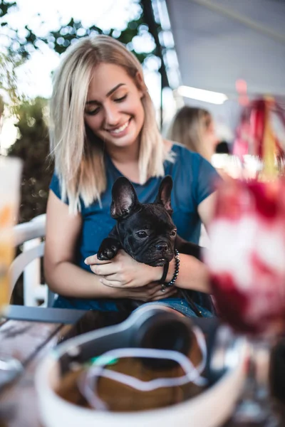 Красивая Молодая Блондинка Наслаждается Своим Французским Бульдогом Кафе Баре — стоковое фото
