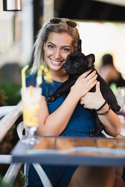 바에서 그녀의 프랑스 강아지와 즐기는 선글라스와 — 스톡 사진