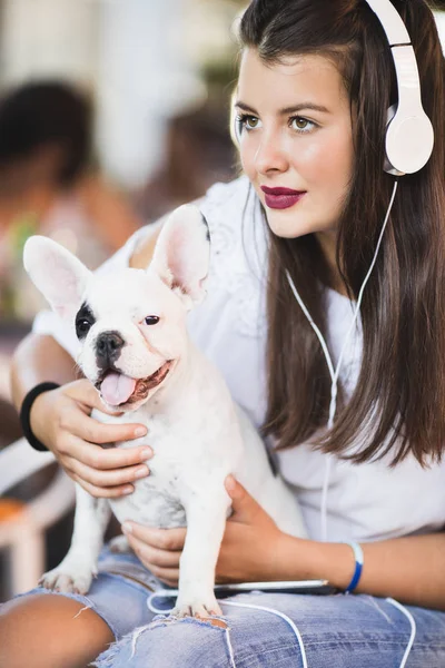 Belle Jeune Femme Assise Dans Café Avec Son Adorable Bouledogue — Photo