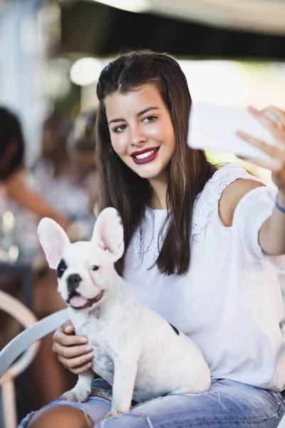 여자는 그녀의 스러운 프랑스 강아지와 카페에 야외에서 주제를 사람들 — 스톡 사진