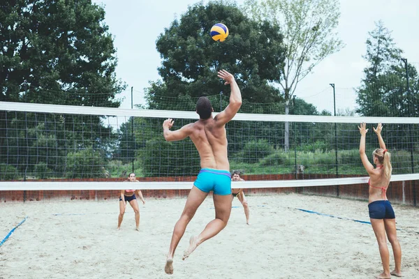 Grupo Jóvenes Jugando Voleibol Playa Hermoso Día Soleado — Foto de Stock