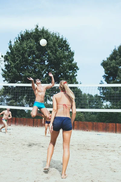 Grupo Jóvenes Jugando Voleibol Playa Hermoso Día Soleado — Foto de Stock