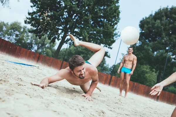 Gruppe Junger Leute Spielt Bei Schönem Sonnenschein Beachvolleyball — Stockfoto