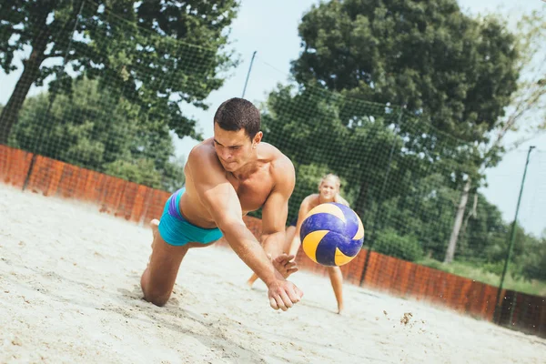 Grupo Jóvenes Jugando Voleibol Playa Hermoso Día Soleado — Foto de Stock