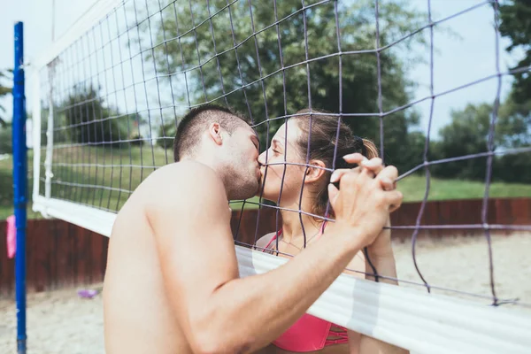 Groep Jongeren Spelen Van Beachvolleybal Mooie Zonnige Dag Paar Zoenen — Stockfoto