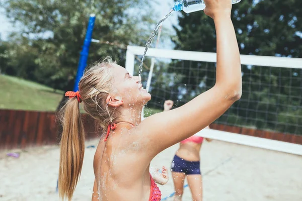 Eine Gruppe Junger Leute Spielt Einem Schönen Sonnigen Tag Beachvolleyball — Stockfoto