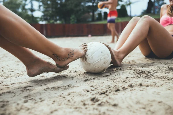 Группа Молодых Людей Играет Пляжный Волейбол Прекрасный Солнечный День — стоковое фото