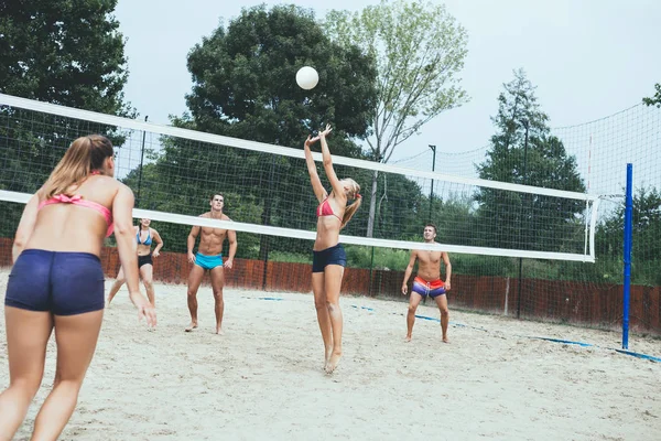Группа Молодых Людей Играет Пляжный Волейбол Прекрасный Солнечный День — стоковое фото