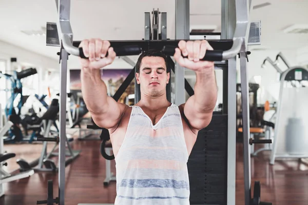 Homem Adulto Atraente Jovem Exercitando Fazendo Levantamento Peso Ginásio Fitness — Fotografia de Stock