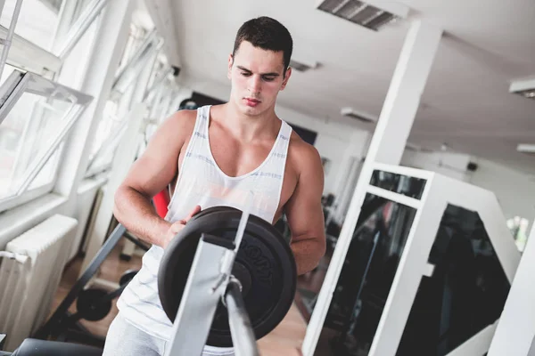 Joven Atractivo Hombre Adulto Ejercitando Haciendo Levantamiento Pesas Gimnasio Fitness — Foto de Stock