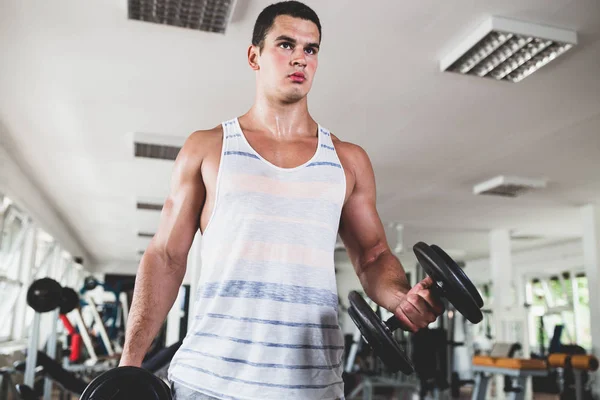 Joven Atractivo Hombre Adulto Ejercitando Haciendo Levantamiento Pesas Gimnasio Fitness — Foto de Stock