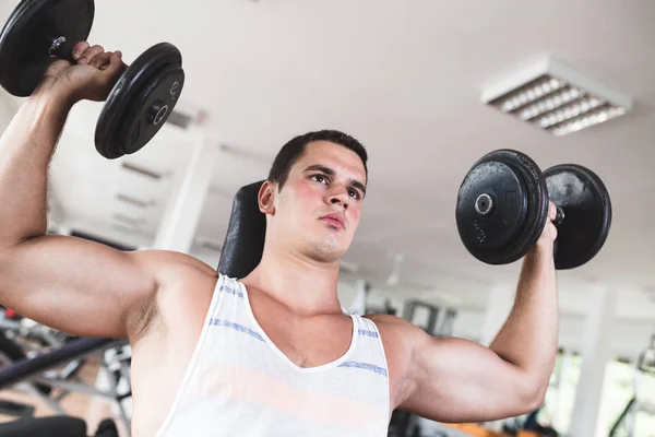 Homem Adulto Atraente Jovem Exercitando Fazendo Levantamento Peso Ginásio Fitness — Fotografia de Stock