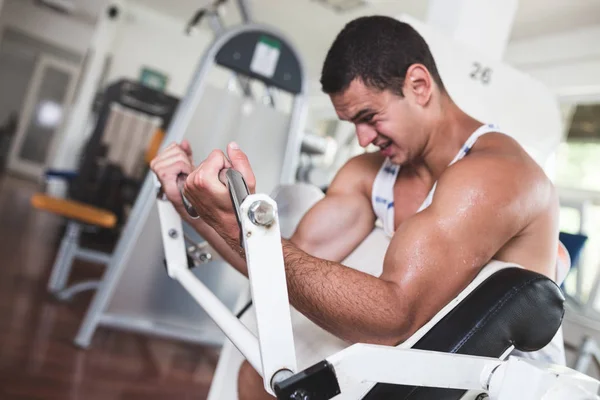 Homem Adulto Atraente Jovem Exercitando Fazendo Levantamento Peso Ginásio Fitness — Fotografia de Stock