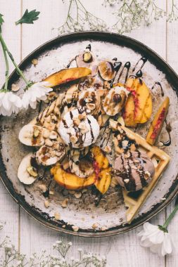 Lezzetli ev yapımı çöl waffle, meyve ve dondurma ile