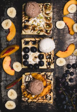 Lezzetli ev yapımı çöl waffle, meyve ve dondurma ile