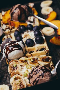 Lezzetli ev yapımı çöl waffle, meyve ve dondurma ile