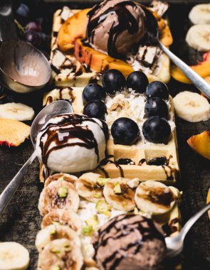 Lezzetli ev yapımı çöl waffle, meyve ve dondurma ile